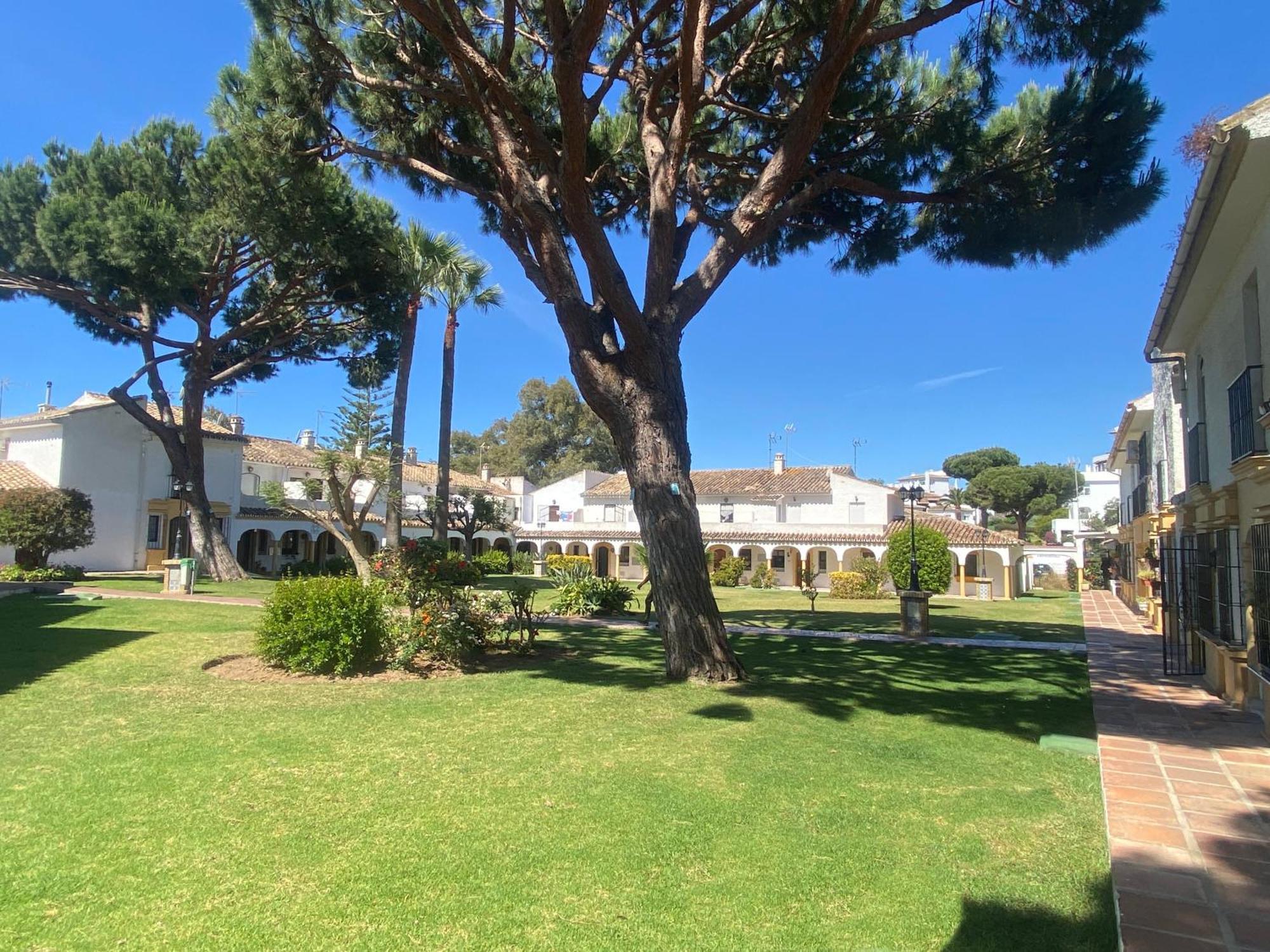 Con Patio Privado Con Barbacoa Y Piscina Cerca De La Playa Hébergement de vacances
