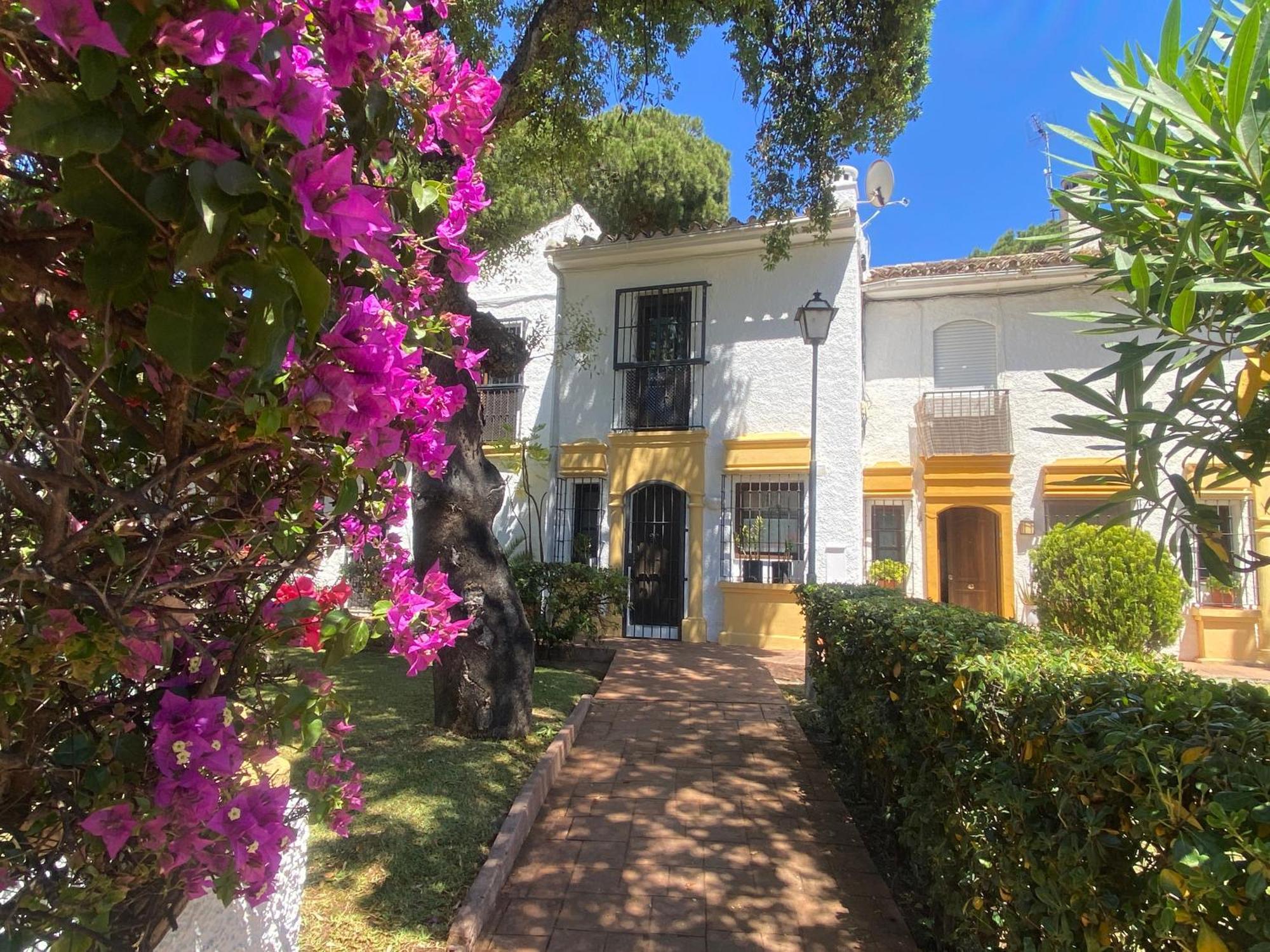 Con Patio Privado Con Barbacoa Y Piscina Cerca De La Playa Hébergement de vacances *