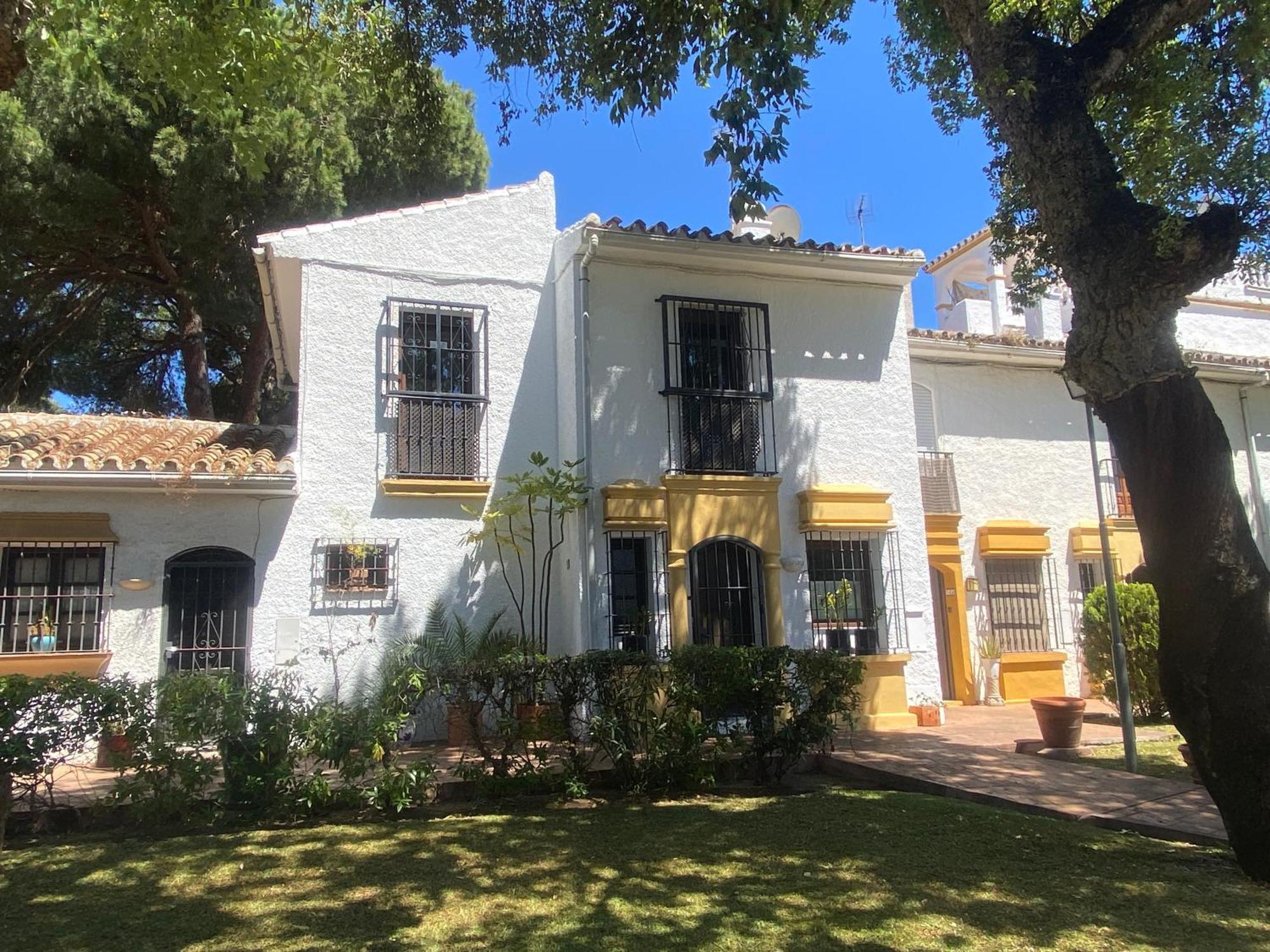 Con Patio Privado Con Barbacoa Y Piscina Cerca De La Playa Hébergement de vacances Marbellac
